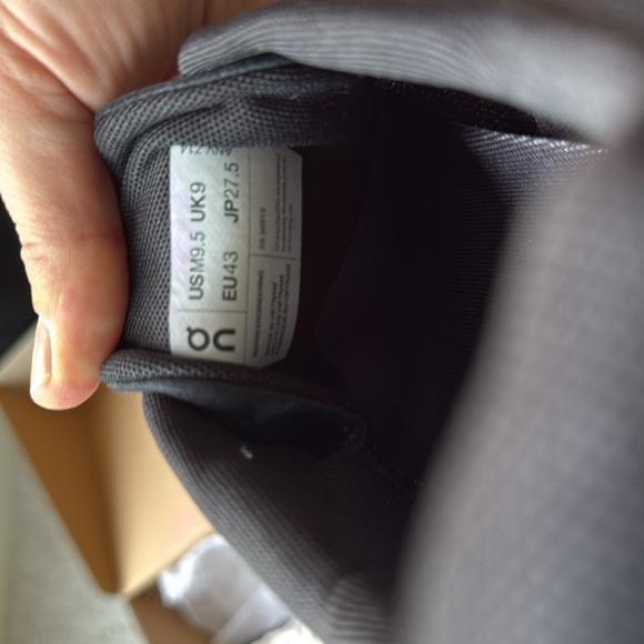 On Running Men's Black Running Shoes On Cloud - Picture 3 of 6